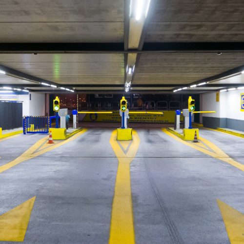 Signalisation intérieure : Flèches directionnelles, numérotation des locaux, identification des zones spécifiques.