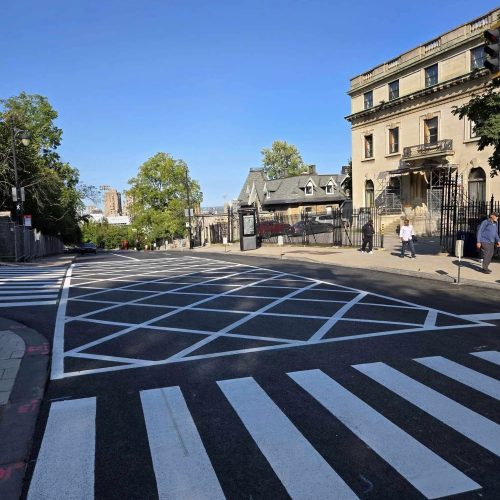 Séparation de voies (route, autoroute) / Zone interdite au stationnement / Aire de sécurité (devant entrées, sorties, bornes incendie) / Marquage de zones piétonnes ou cyclables