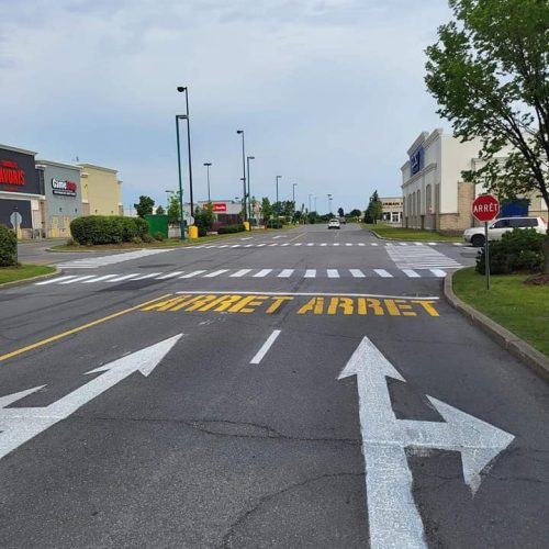 Lignes de circulation et voies de virage / Passages pour piétons et pistes cyclables / Zones d'arrêt et hachurages de sécurité / Marquages spécifiques pour transports en commun et véhicules prioritaires