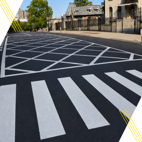 Passages piétons et marquage routier fraîchement réalisés dans une rue urbaine