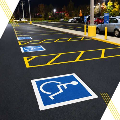 Espaces de stationnement accessibles fraîchement marqués dans un stationnement commercial