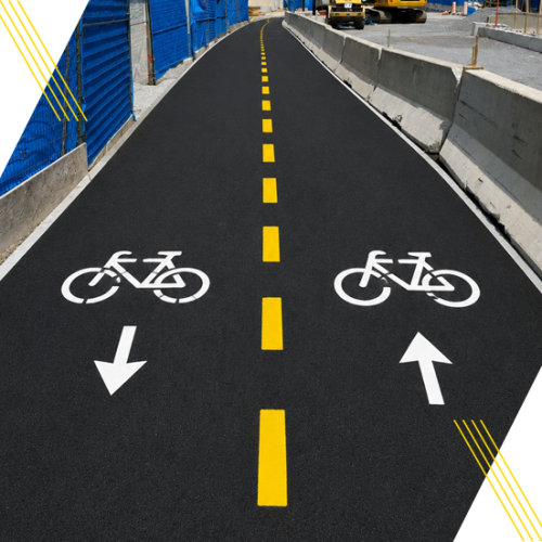 Piste cyclable fraîchement marquée dans un secteur urbain en construction